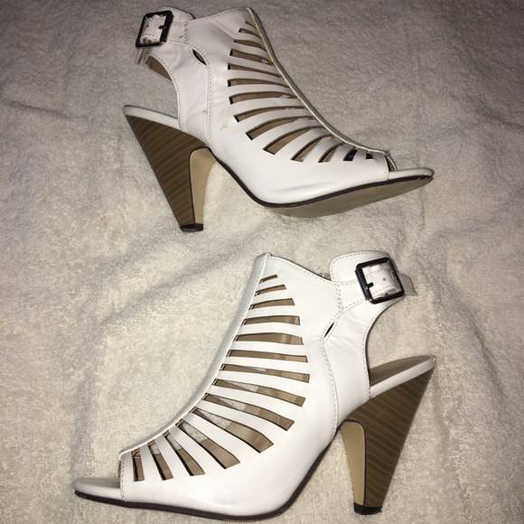 White summer sandals with a small heel - Picture 2 of 2